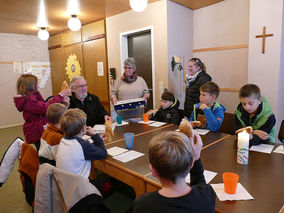 Symbolische Mantelteilung mit den Kommunionkindern (Foto: Karl-Franz Thiede)